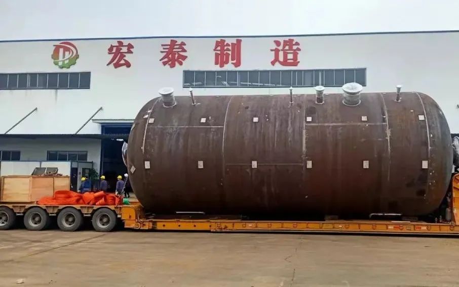 湖南宏泰制造承接的上海客戶的一臺大型儲罐順利出廠