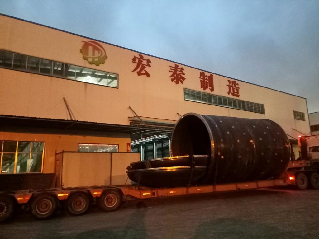 湖南宏泰承接的湖南某知名粉末冶金技術服務公司的一套大型雙殼真空粉末冶金燒結爐順利交付