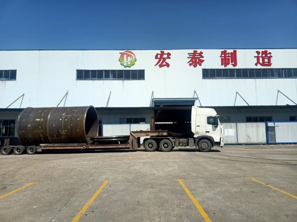 湖南宏泰承接的湖南某知名粉末冶金技術服務公司的一套大型雙殼真空粉末冶金燒結爐順利交付