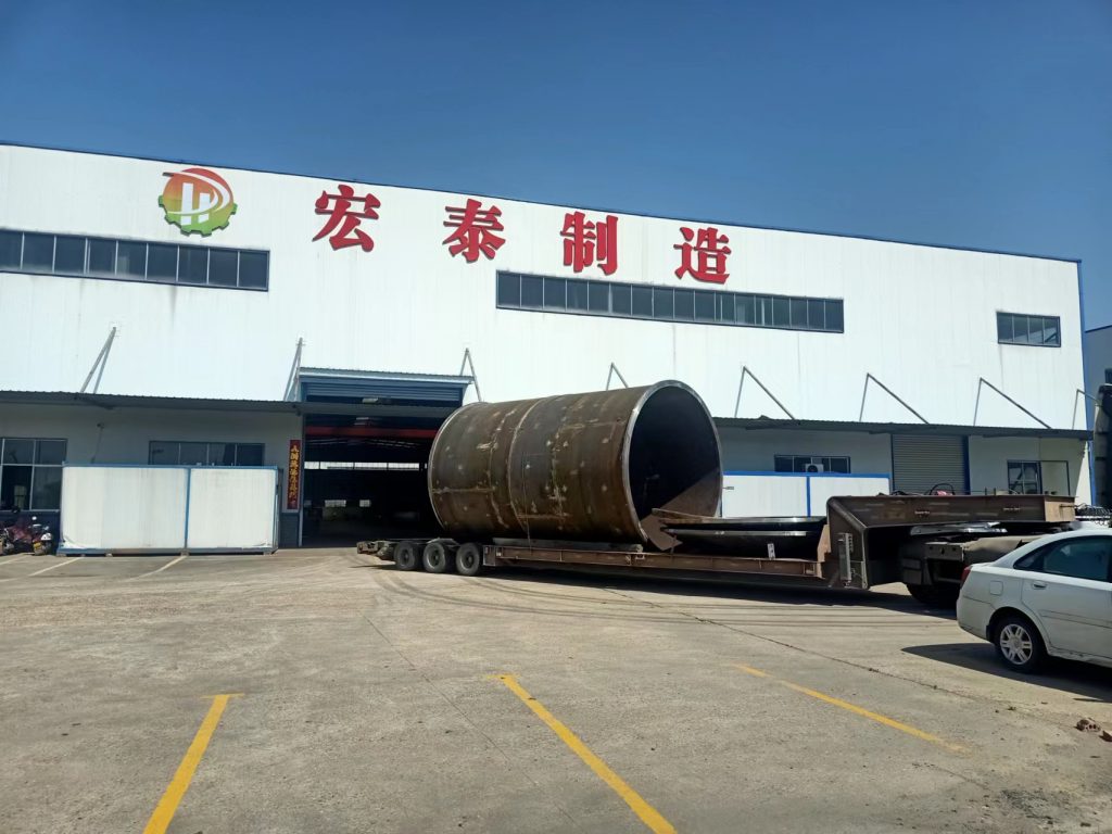 湖南宏泰承接的湖南某知名粉末冶金技術服務公司的一套大型雙殼真空粉末冶金燒結爐順利交付