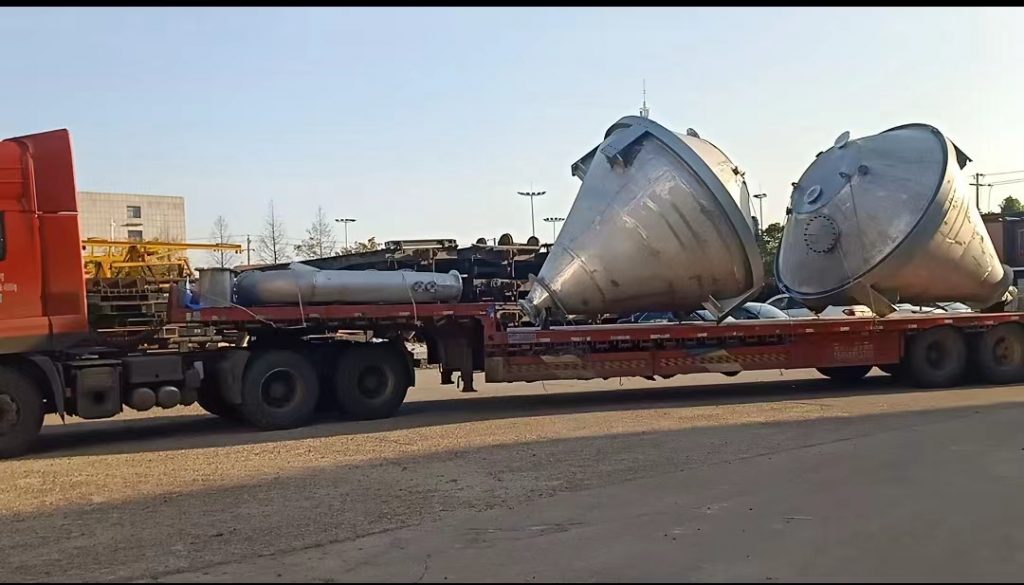 湖南宏泰承接國內的某高端電解鋁專用起重裝備制造股份有限公司的四臺料倉設備順利出廠